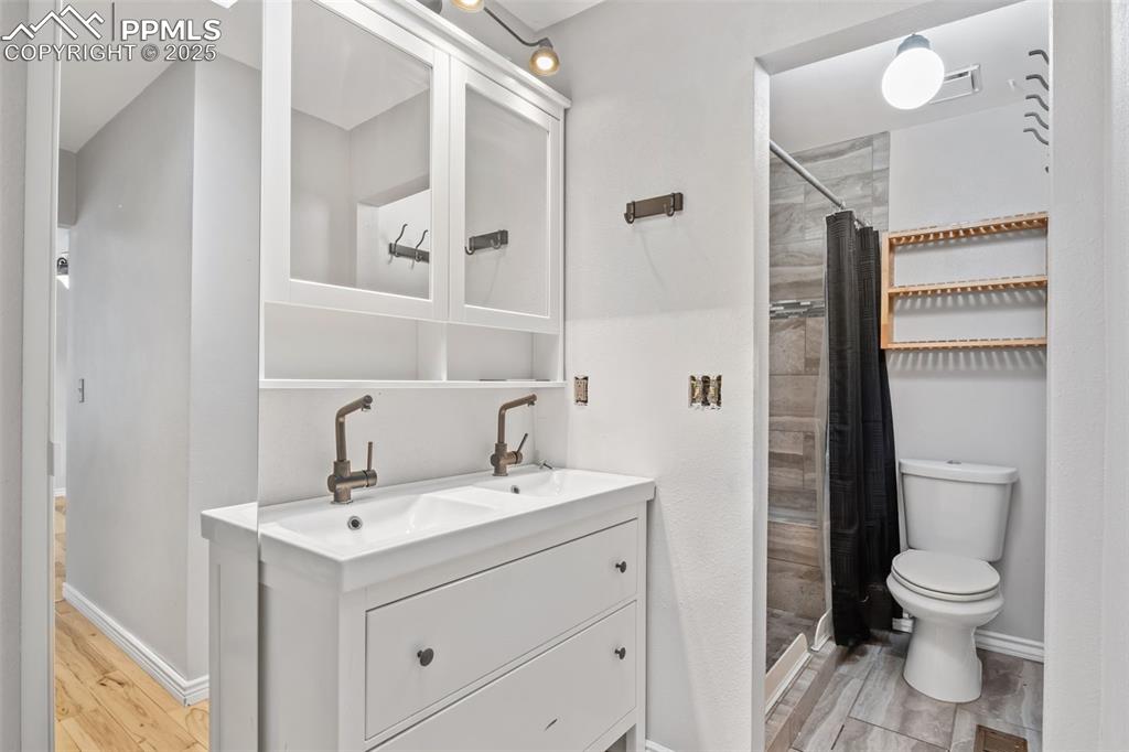 Image 15 of 34: Dual vanity