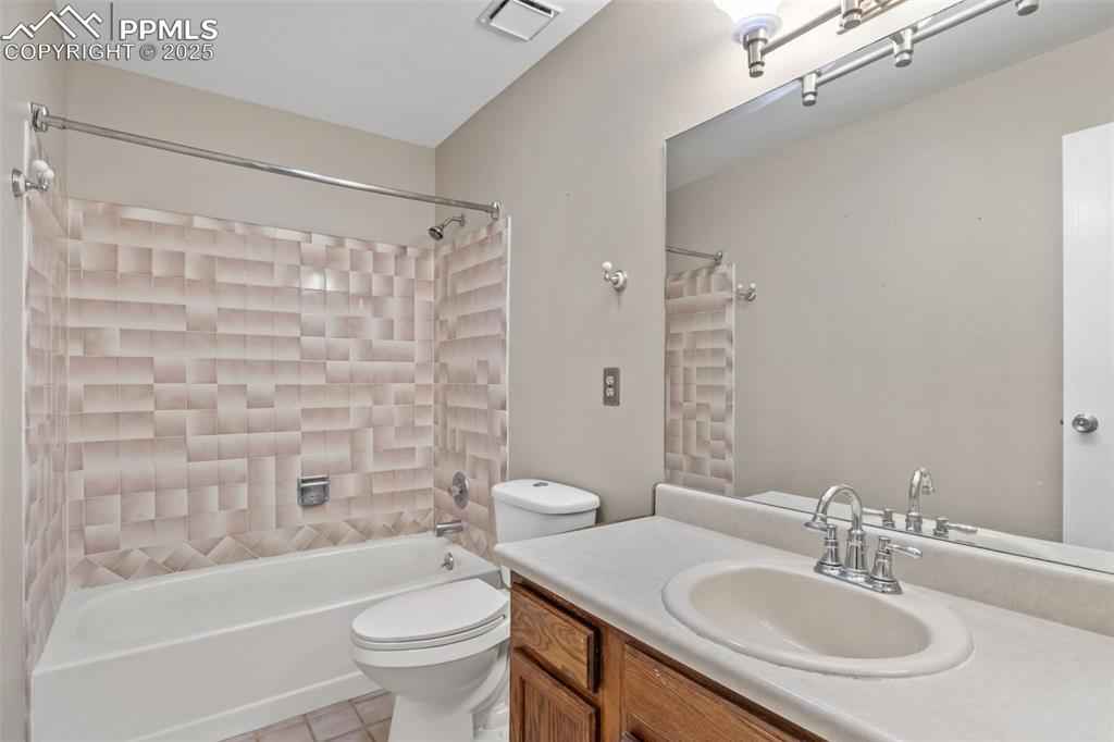 Image 19 of 34: Guest bathroom