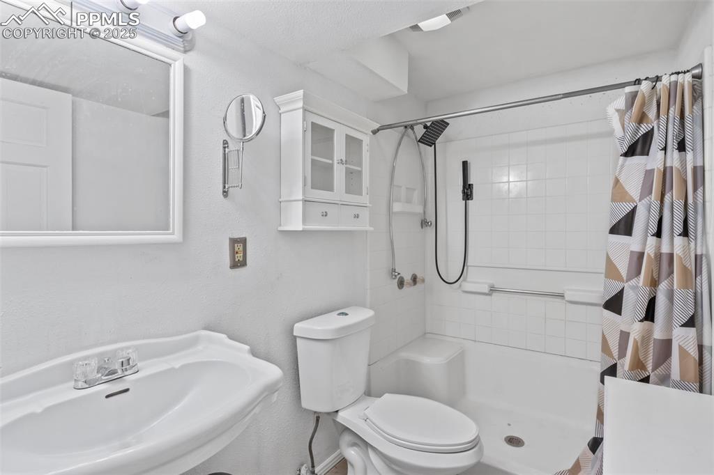 Image 24 of 34: Another bathroom