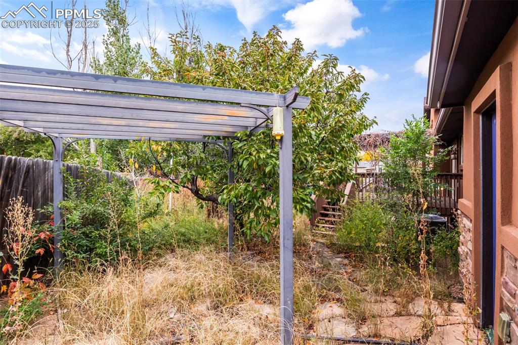 Image 34 of 34: Yard