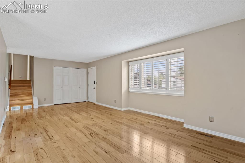 Image 6 of 34: Another living area