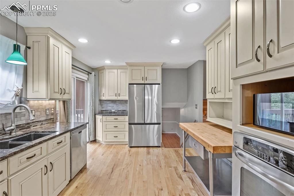 Image 9 of 34: Granite in the kitchen with these gorgeous cabinets