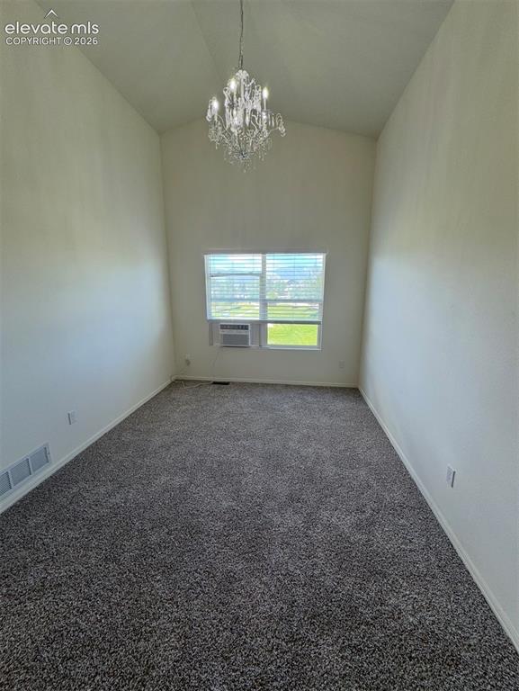 Image 14 of 15: Bedroom