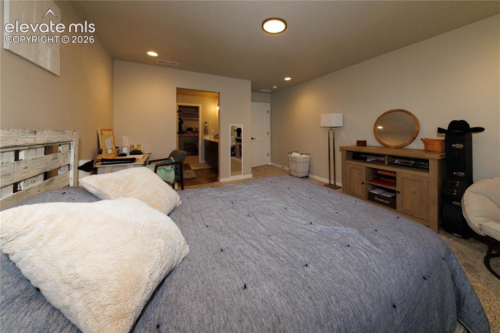 Image 14 of 27: Bedroom