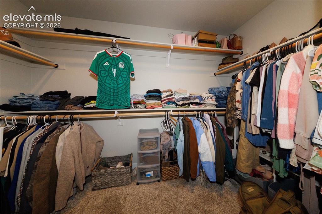 Image 17 of 27: Closet