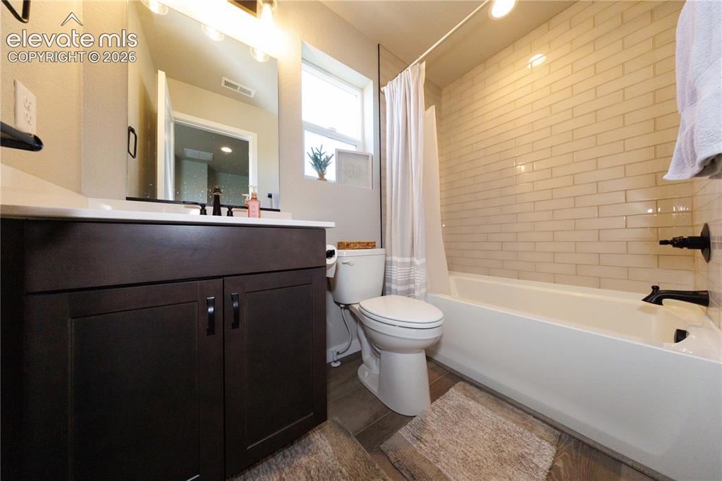 Image 20 of 27: Bathroom