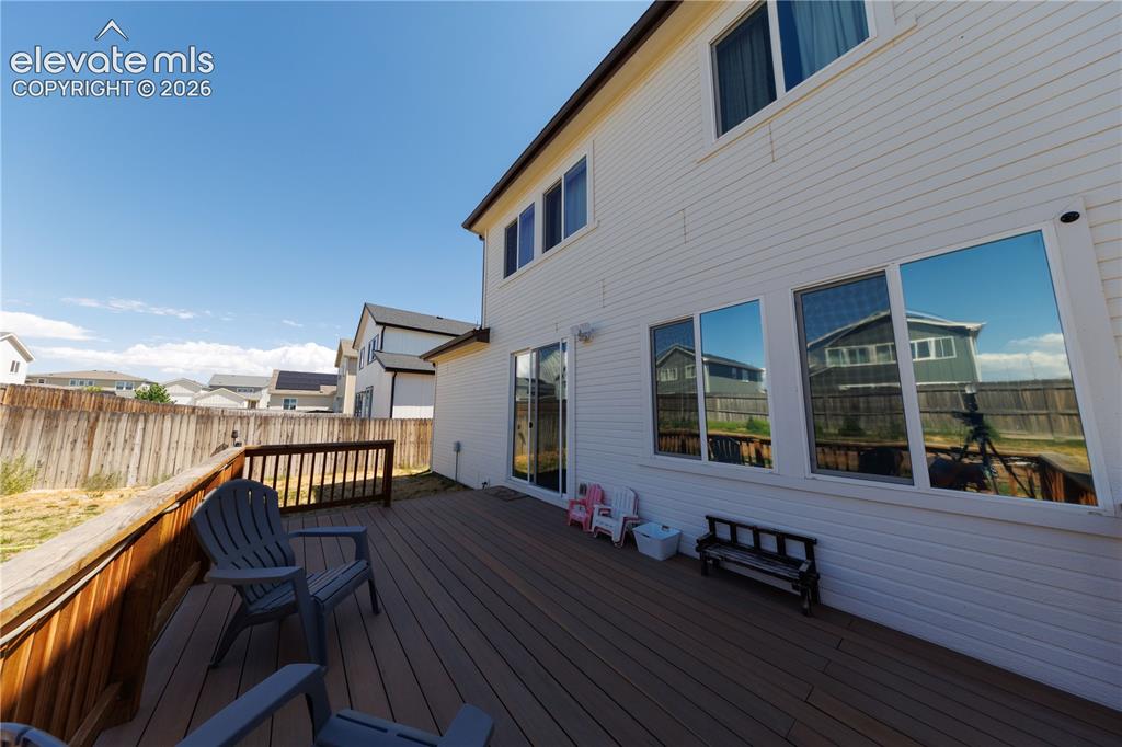 Image 25 of 27: Deck