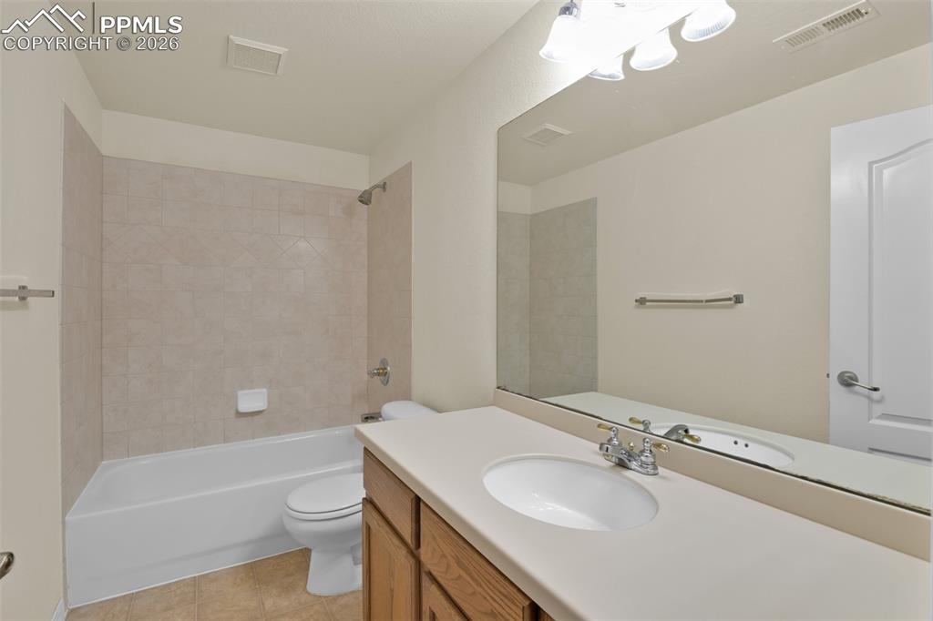 Image 34 of 49: Bathroom