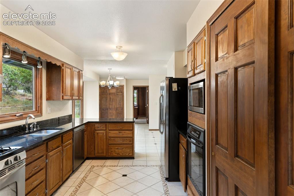 Image 13 of 49: Kitchen