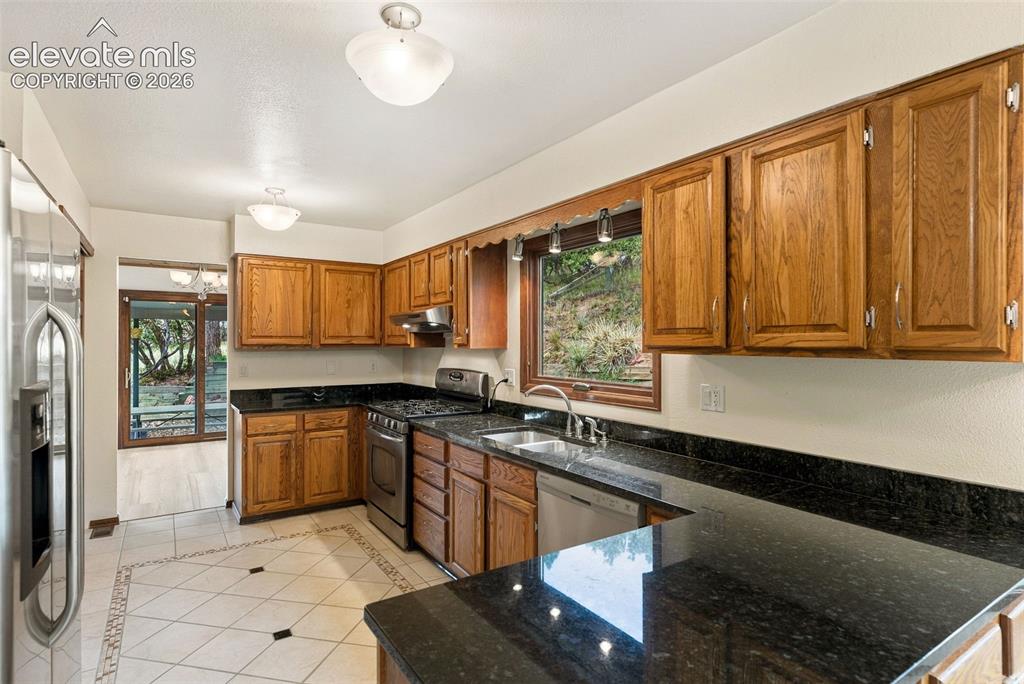 Image 14 of 49: Kitchen