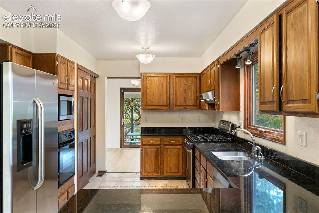 Image 15 of 49: Kitchen