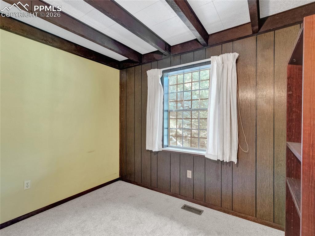 Image 16 of 49: Smaller bedroom