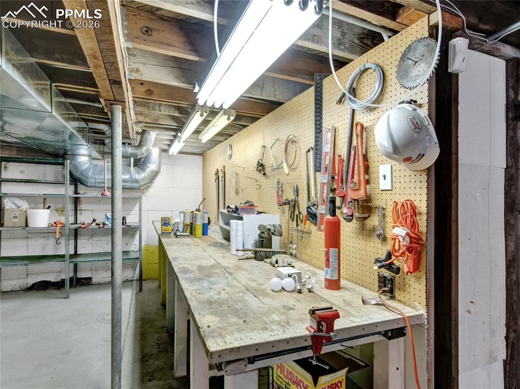 Image 27 of 49: Nicely arranged workshop with great space