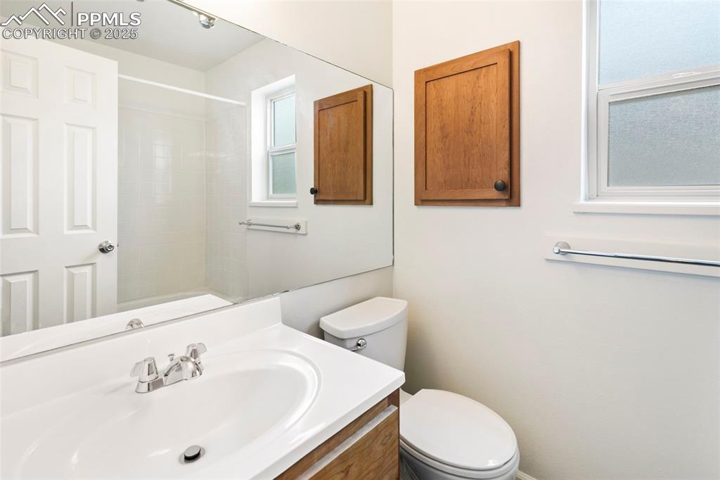 Image 11 of 19: Bathroom