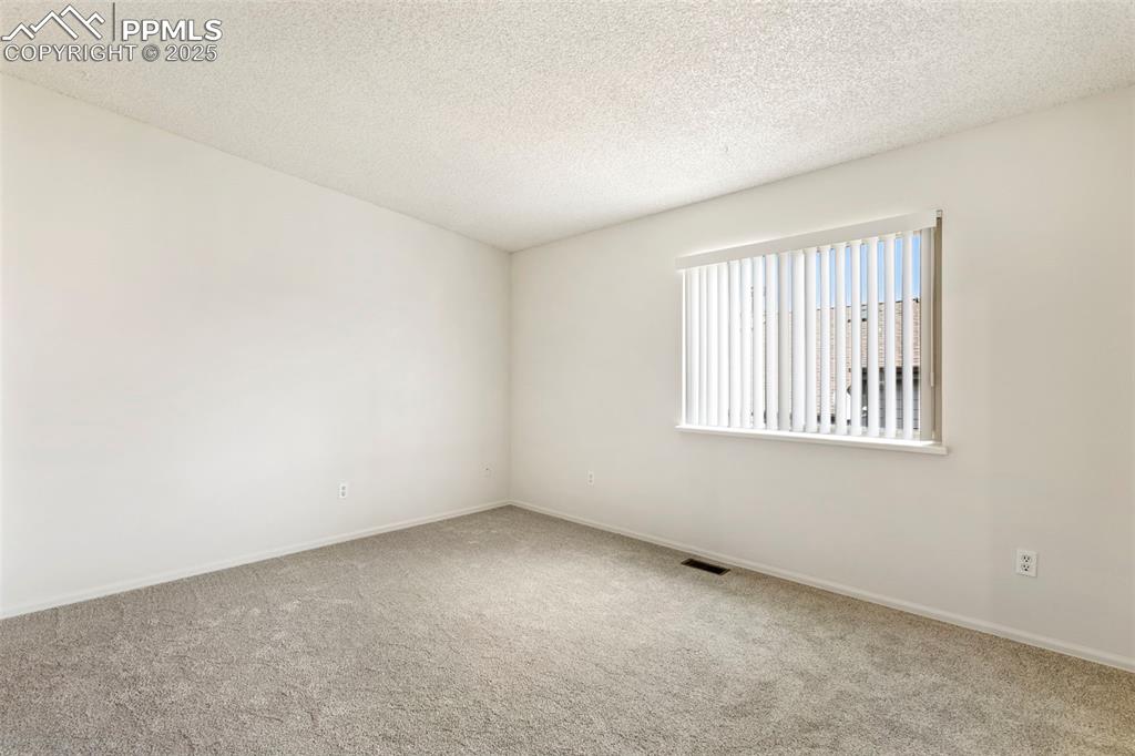 Image 16 of 19: Bedroom