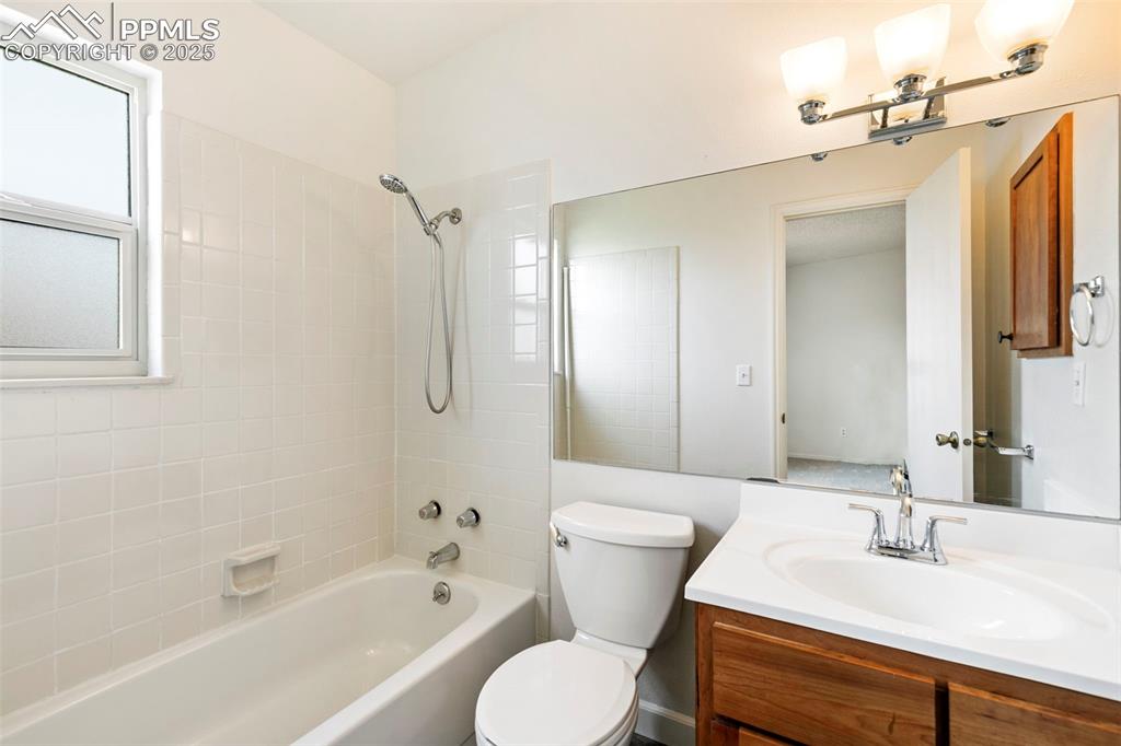 Image 18 of 19: Bathroom