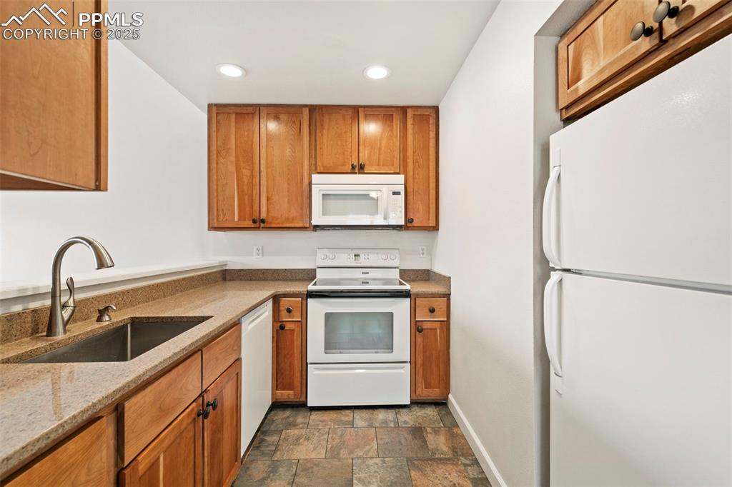 Image 3 of 19: Kitchen