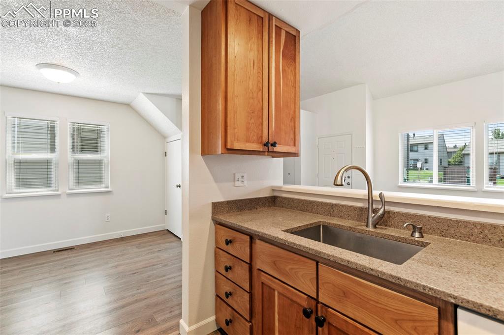Image 4 of 19: Kitchen
