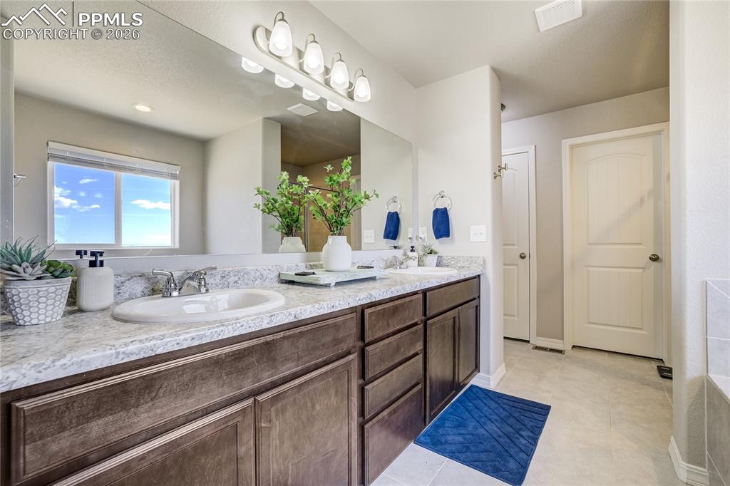 Image 23 of 49: Office