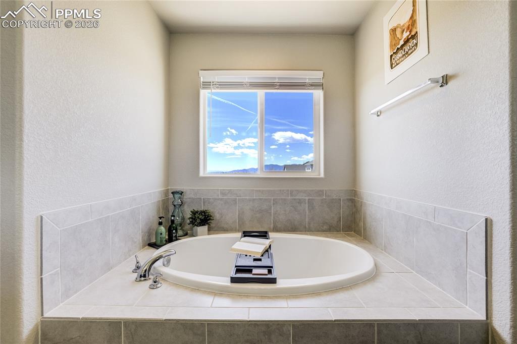 Image 24 of 49: Bathroom