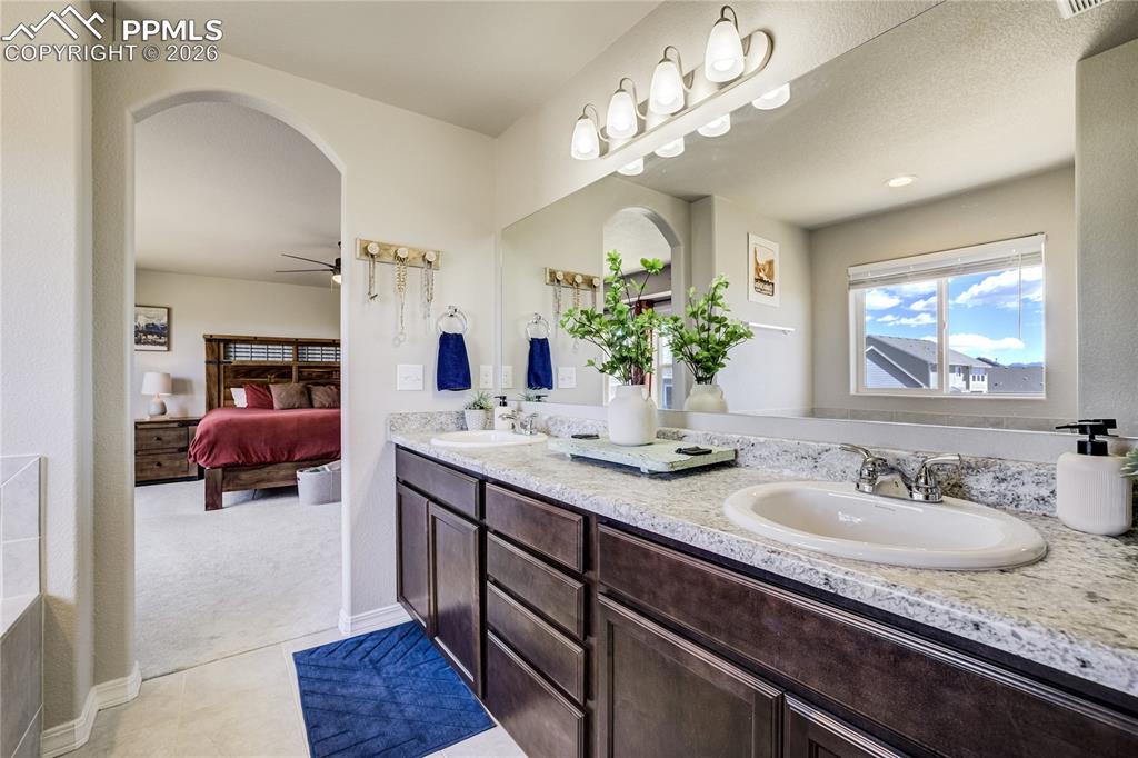 Image 26 of 49: Bathroom