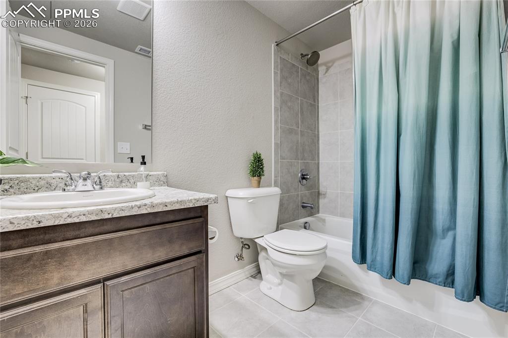 Image 35 of 49: Living Room