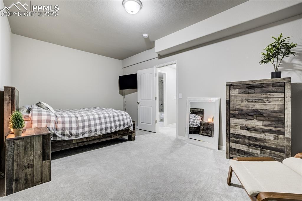 Image 37 of 49: Office