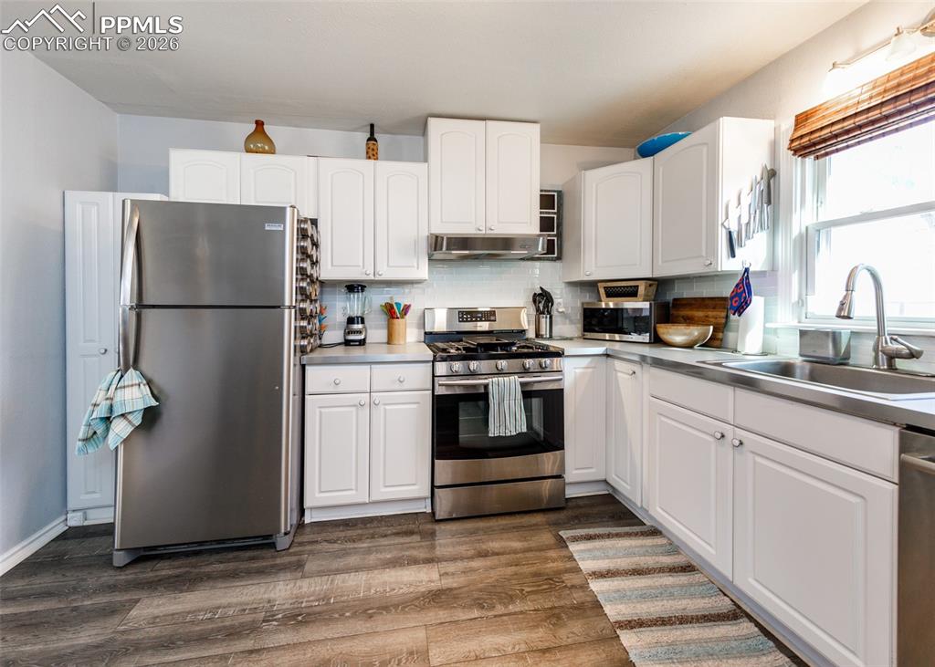 Image 13 of 25: Kitchen