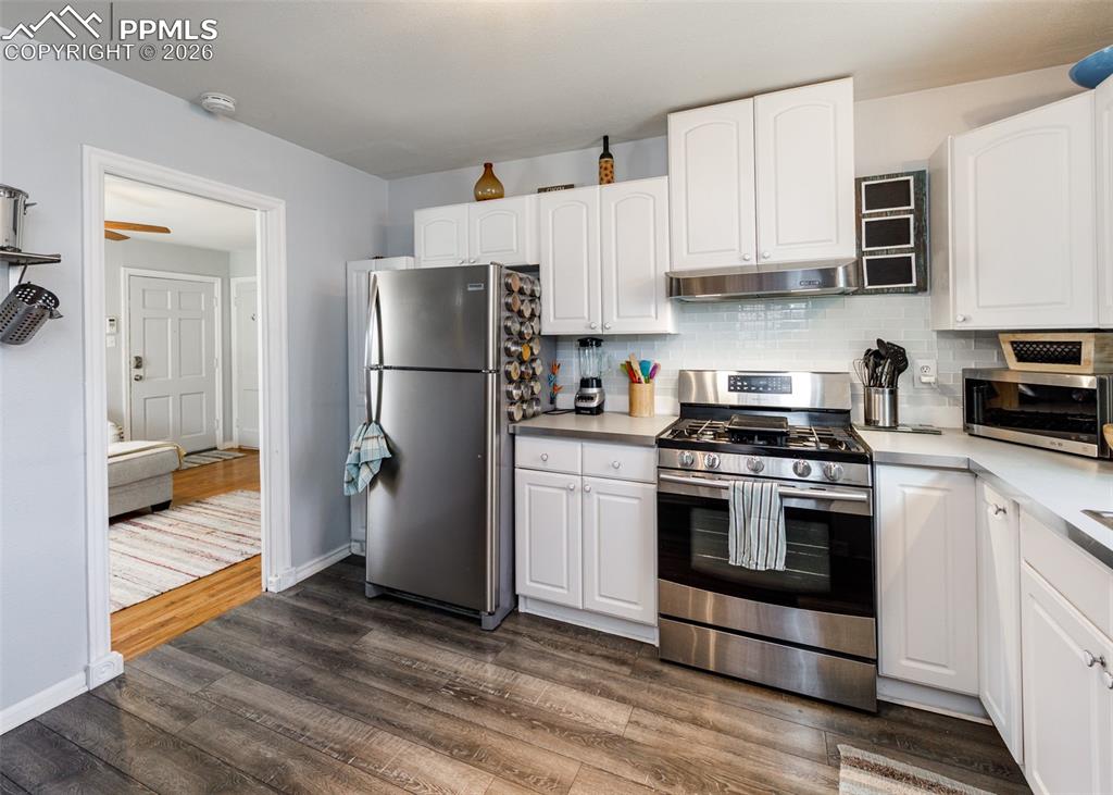 Image 14 of 25: Kitchen