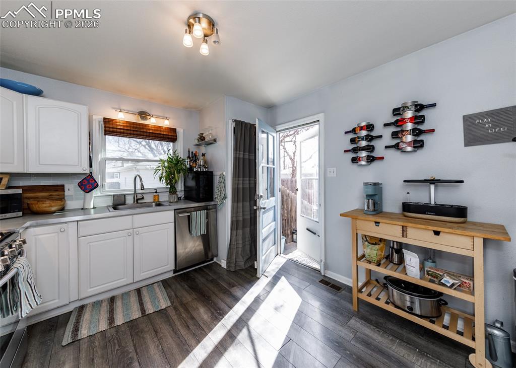 Image 15 of 25: Kitchen