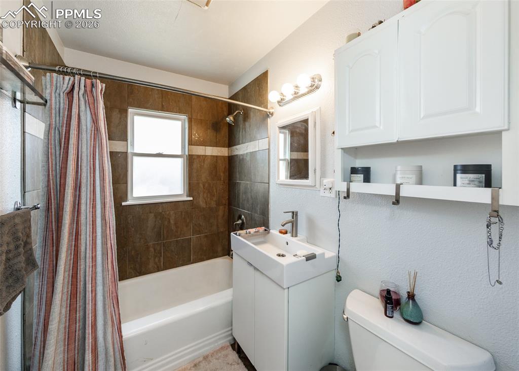 Image 17 of 25: Bathroom