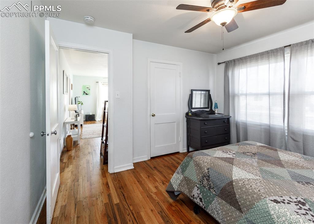 Image 19 of 25: Bedroom