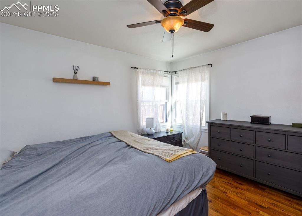 Image 20 of 25: Bedroom