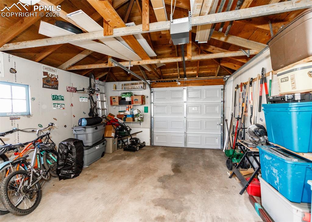 Image 23 of 25: Garage