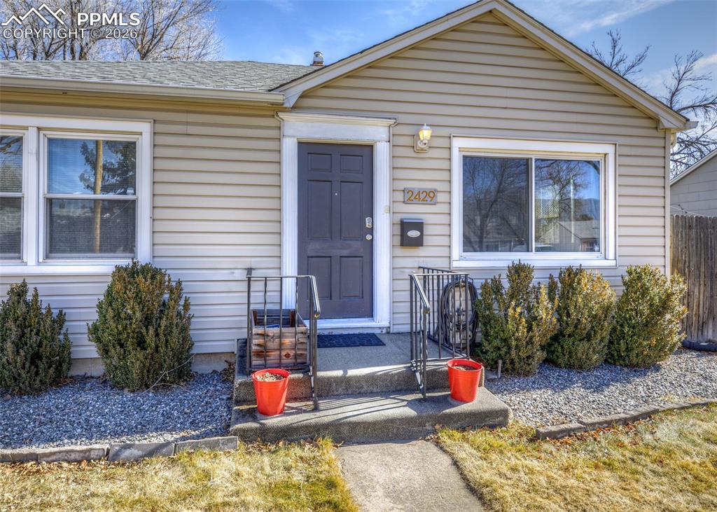 Image 3 of 25: Entry