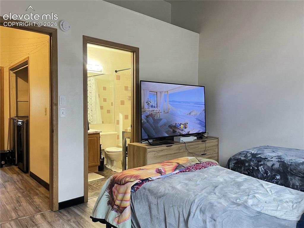 Image 7 of 9: Bedroom