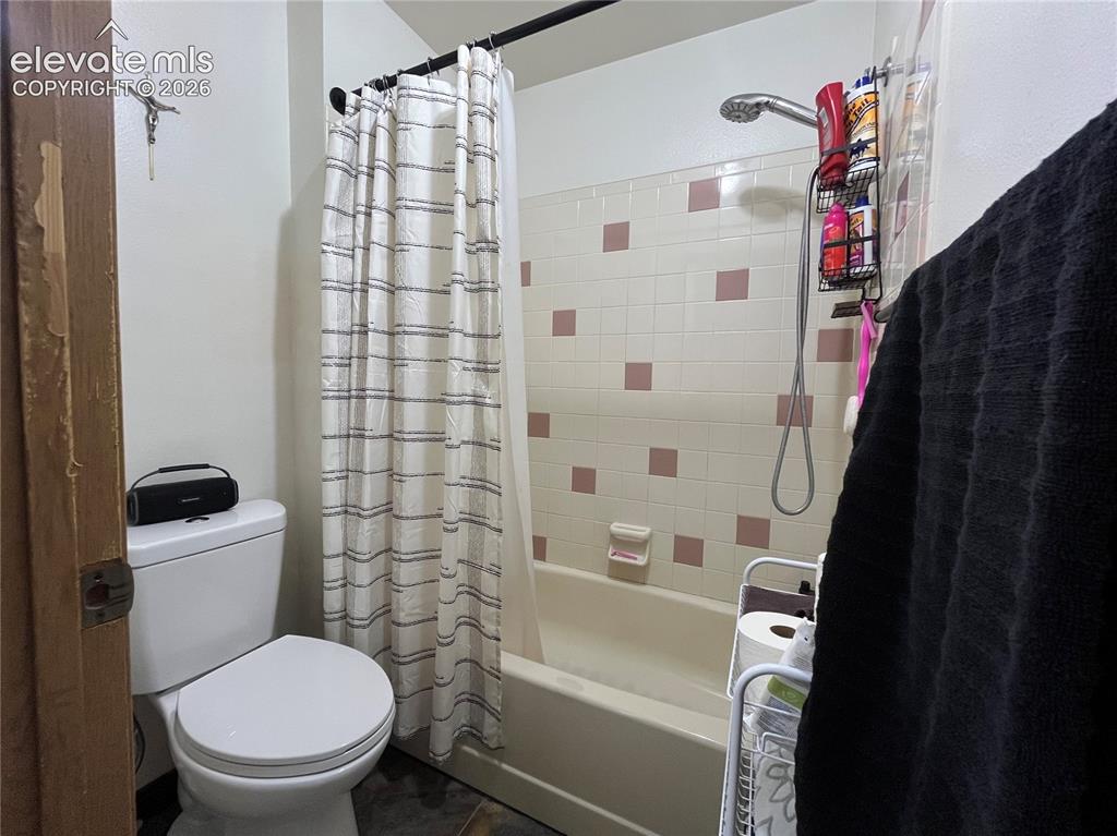 Image 8 of 9: Bathroom