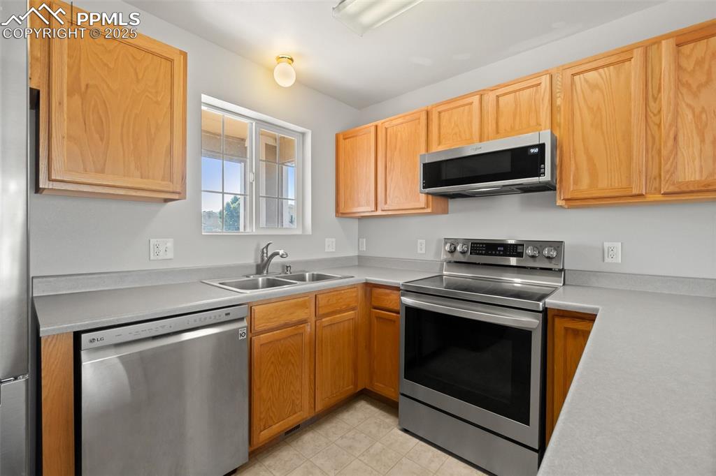 Image 7 of 38: Kitchen
