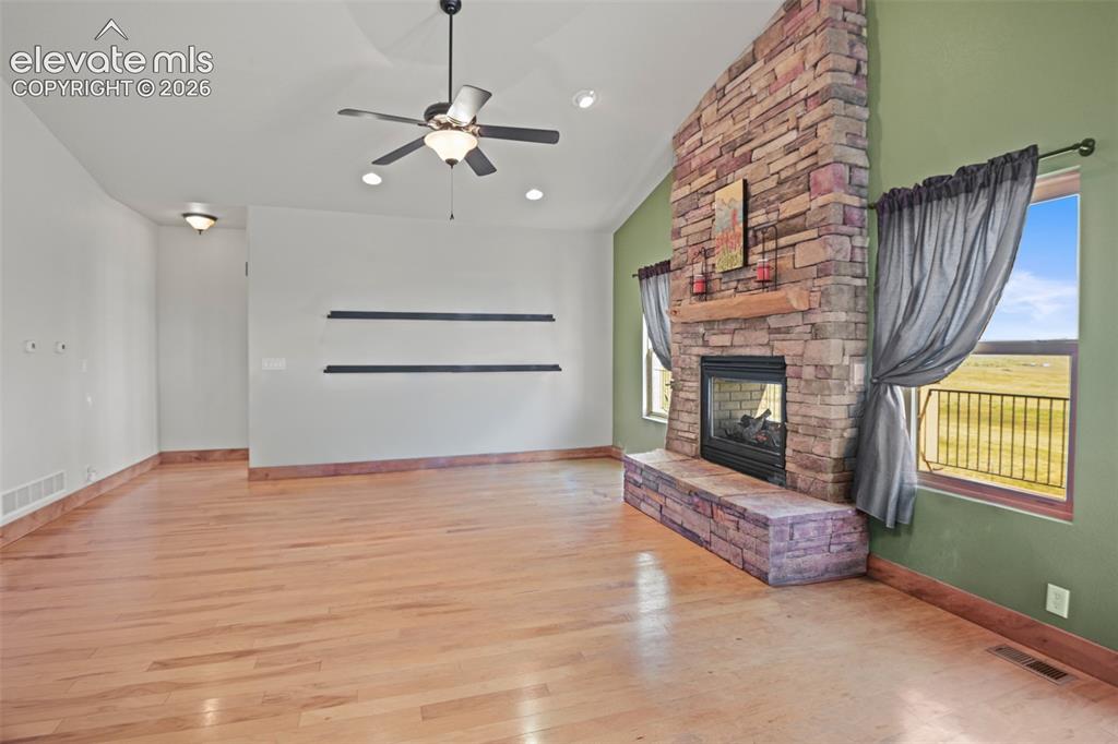 Image 14 of 50: Living Room