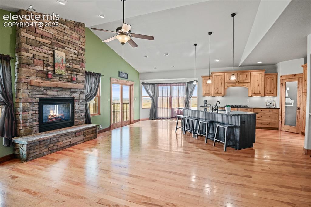 Image 8 of 50: Living Room