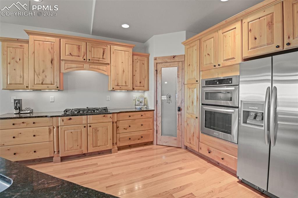 Image 9 of 50: Kitchen