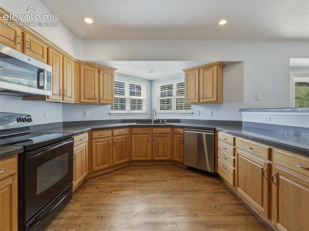Image 10 of 49: Kitchen