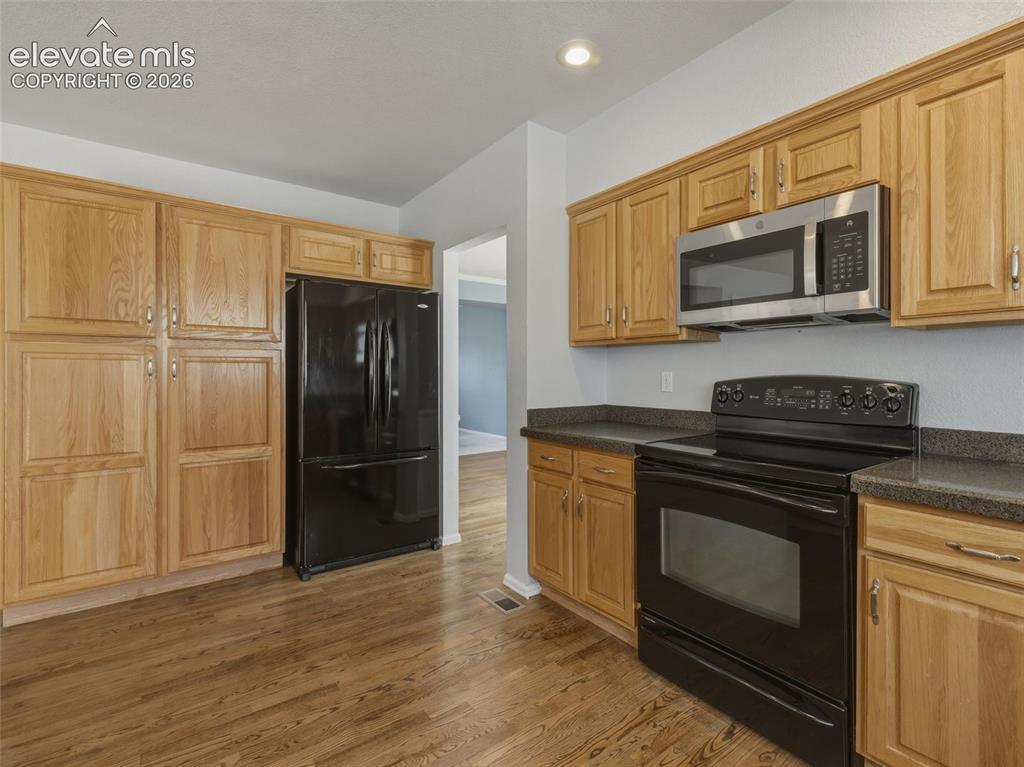 Image 11 of 49: Kitchen
