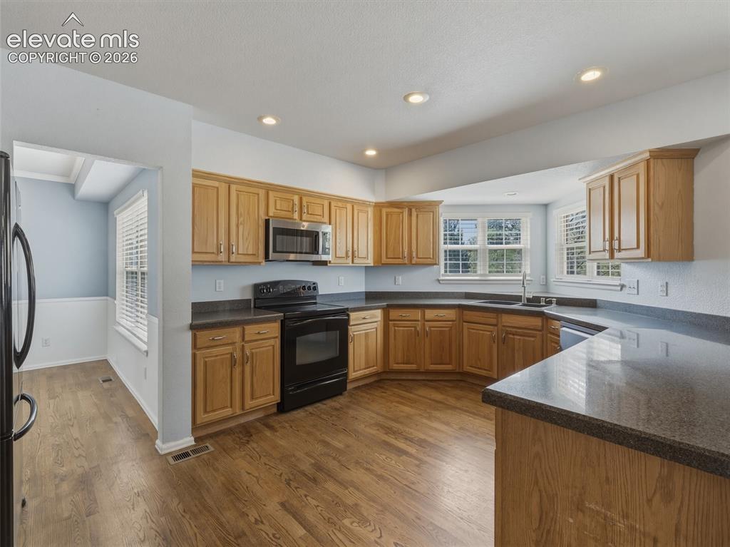 Image 9 of 49: Kitchen