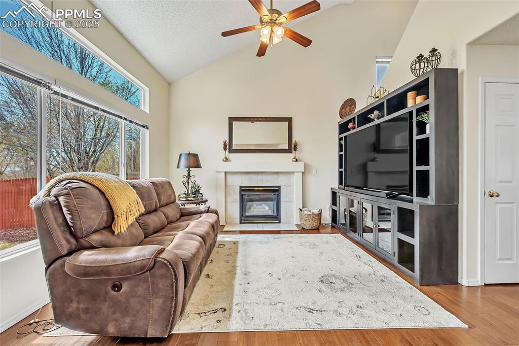Image 9 of 50: Living Room