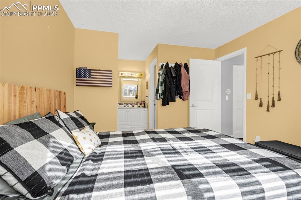 Image 13 of 17: Bedroom