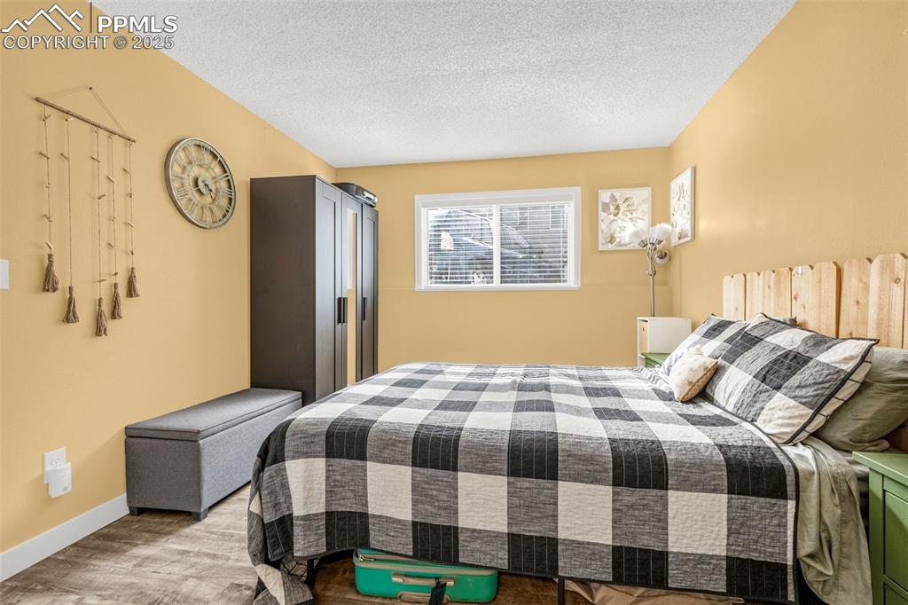 Image 14 of 17: Bedroom