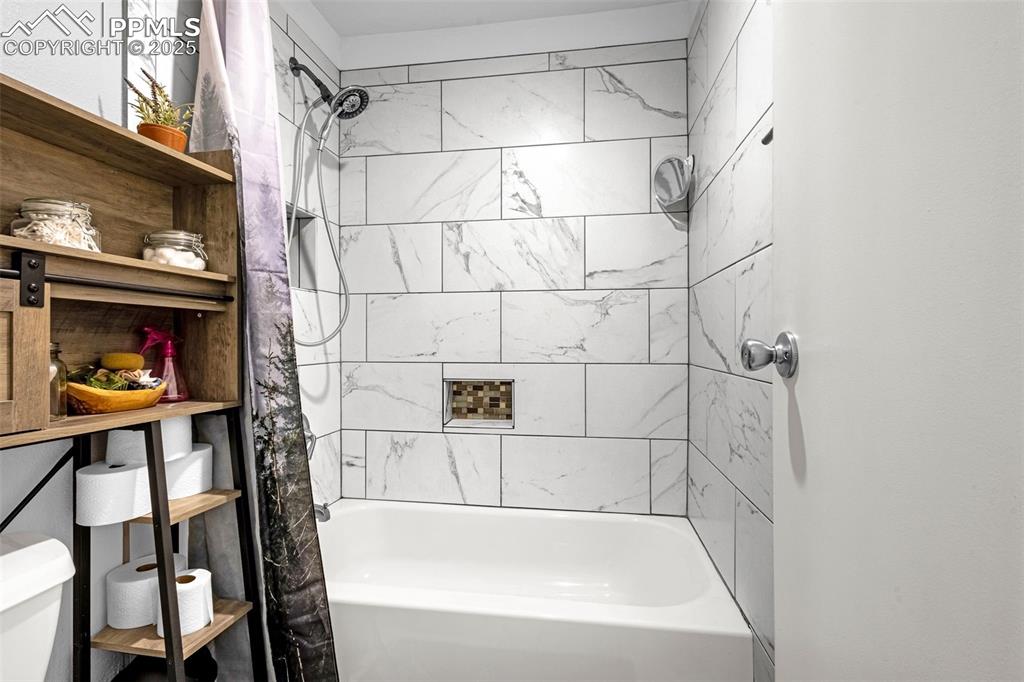 Image 16 of 17: Bathroom