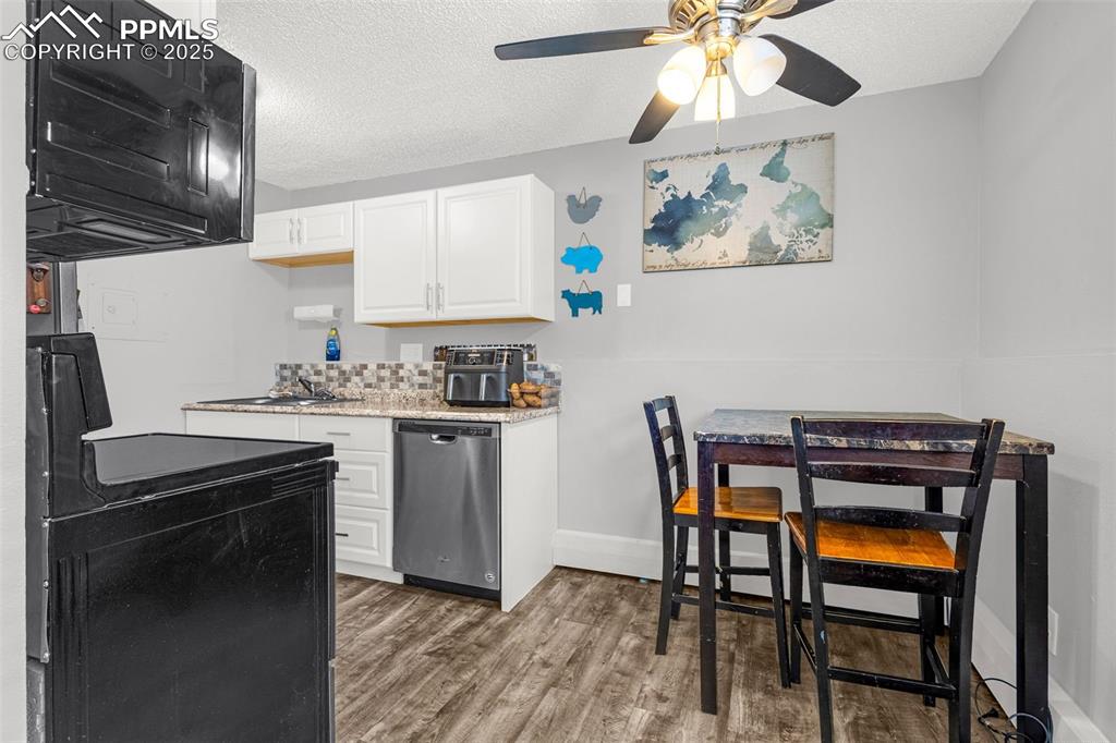 Image 9 of 17: Kitchen