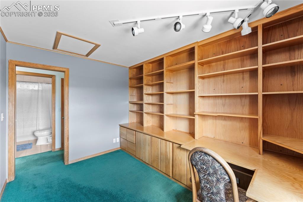 Image 16 of 37: Office